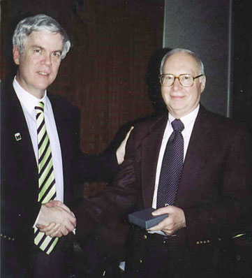 photo of al kugel receiving award 2001